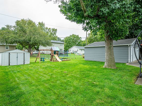 4th image of 112 12th St SE