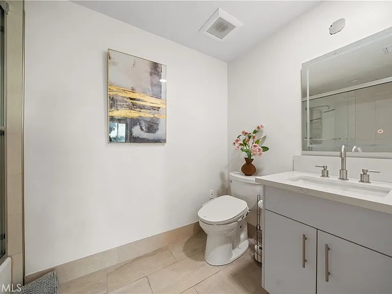 1598 Long Beach Blvd — Photo 13