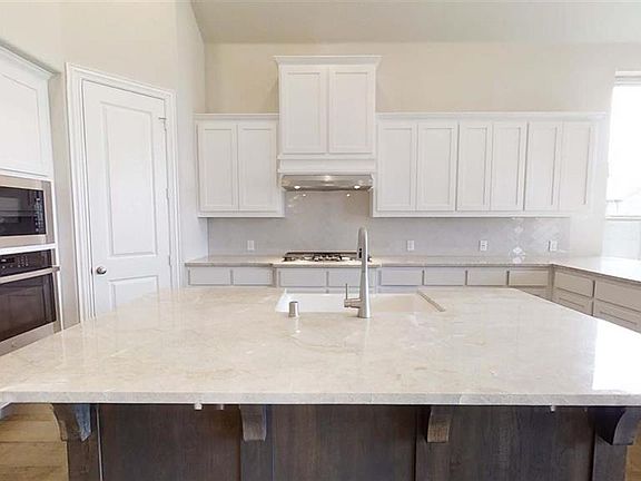 2nd image of 1605 Lavender Dr