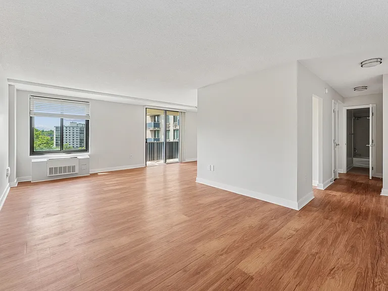 Riverside Apartments — Photo 7