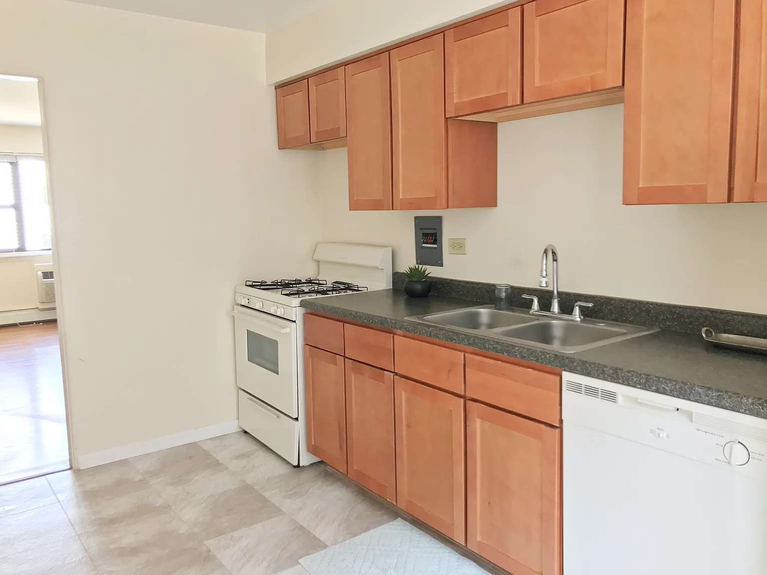Sunny, Spacious, 1 Bedroom Apartment in Great Evanston Location! Off-Street Parking Available! — Photo 3