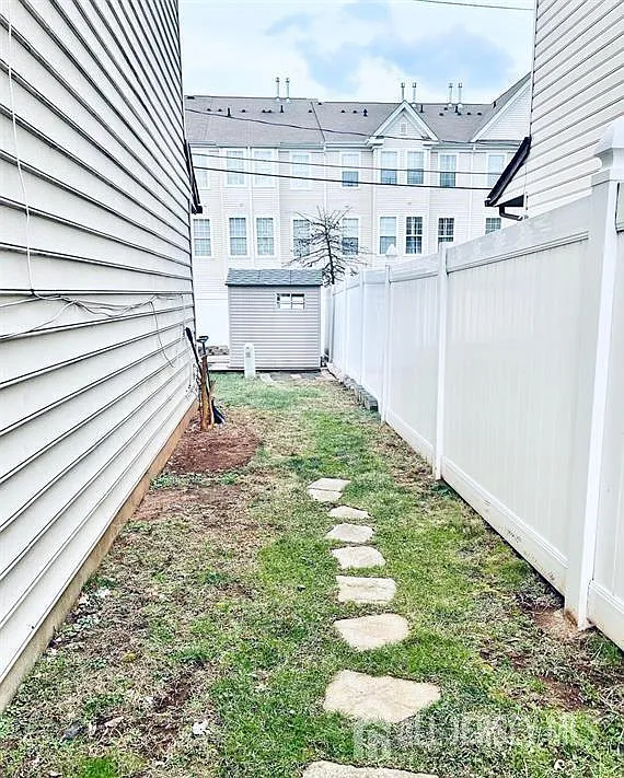 3 bed, 1.5 bath, $3,000 — Photo 3