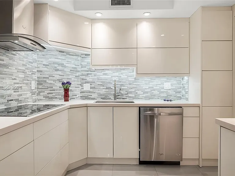 300 Bayview Dr #307 — Photo 4