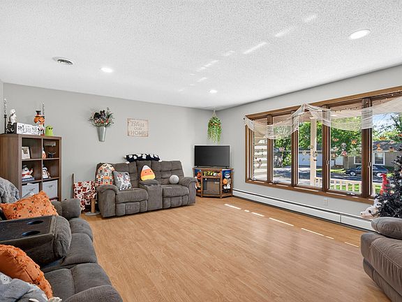 2nd image of 401 Shady Ln