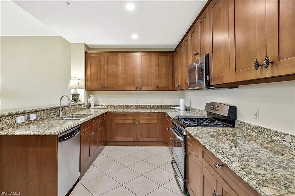 3 bed, 3.0 bath, 2502 sqft, $6,500 — Photo 3