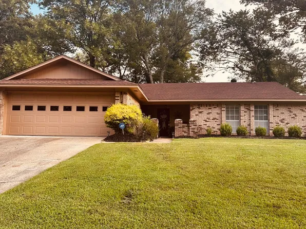 1615 Edgewood Pl, Clinton, MS 39056