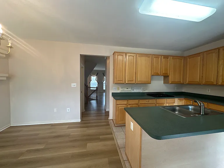 8359 Regal Oak Ct — Photo 18