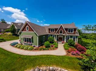 W233N4015 Century Farm Rd, Pewaukee, WI 53072