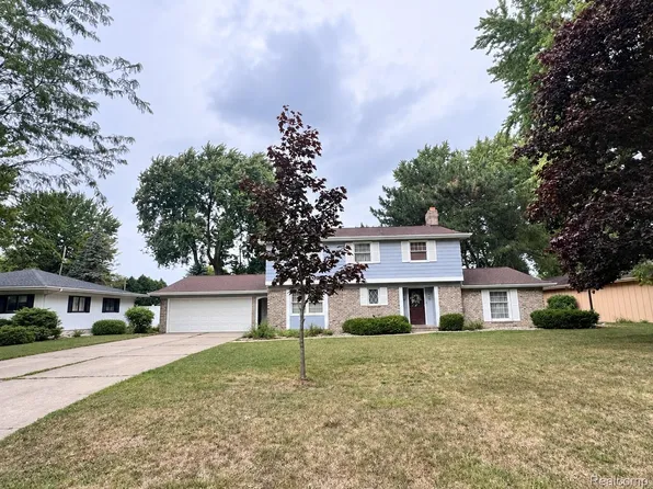4710 Village Dr, Saginaw, MI 48638