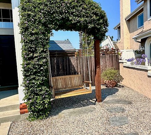 Front yard rope swing