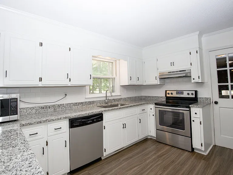 901 Glendale Dr — Photo 6