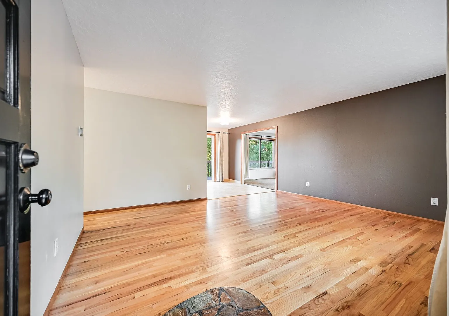 Charming 3 Bed, 2 Bath Oregon City Rental Home with AC & Huge Yard — Photo 2