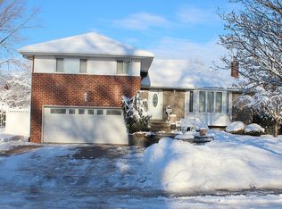 18 Clearland Rd, Syosset, NY 11791