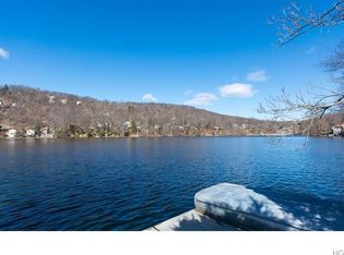 7 Point Dr N, Putnam Valley, NY 10537