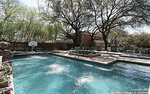 HEATED POOL & SPA