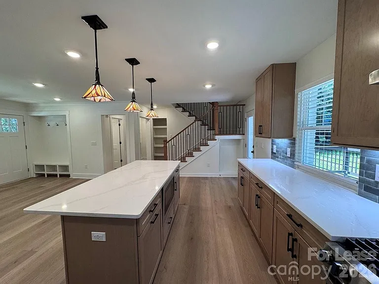 549 Manhasset Rd — Photo 6