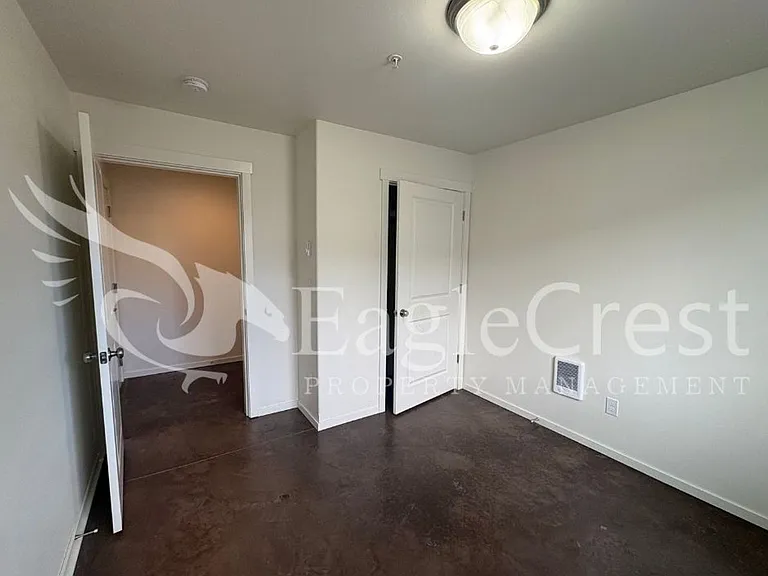 942 NE Spitzenburg St — Photo 35