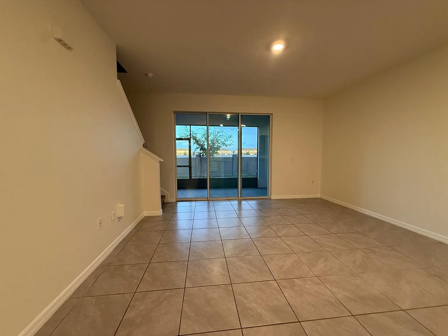 3 bed, 2.5 bath, 1673 sqft, $2,100 — Photo 3