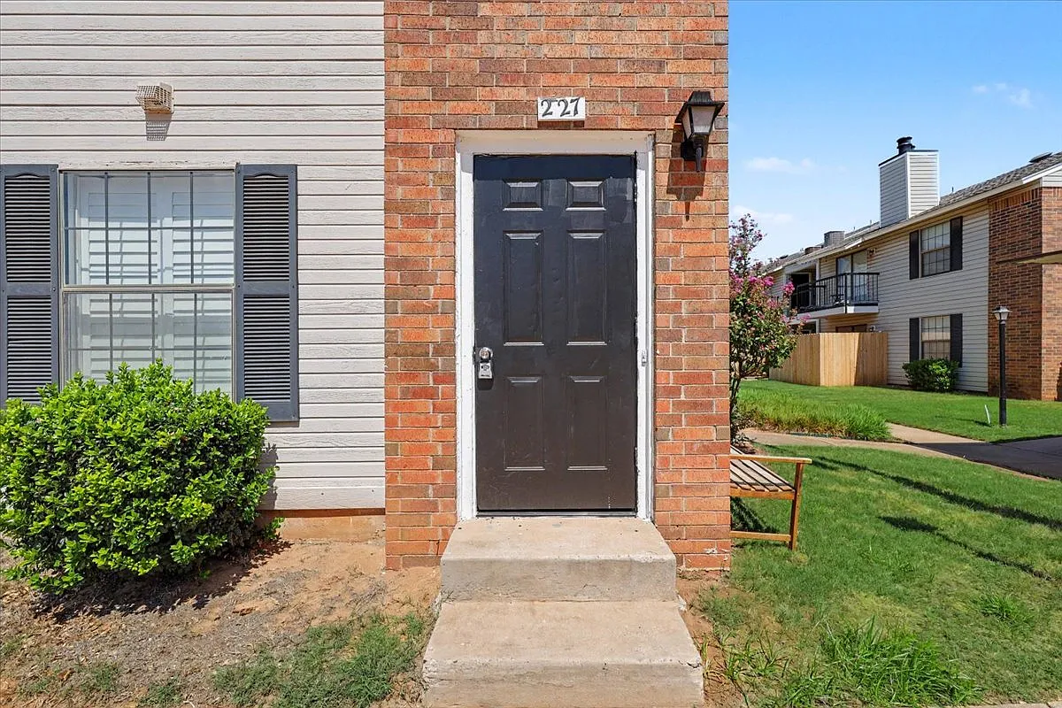 2 bed, 990 sqft, $1,050 — Photo 3