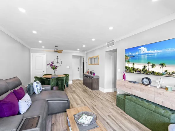 236 Castlewood Drive #204, North Palm Beach, FL 33408