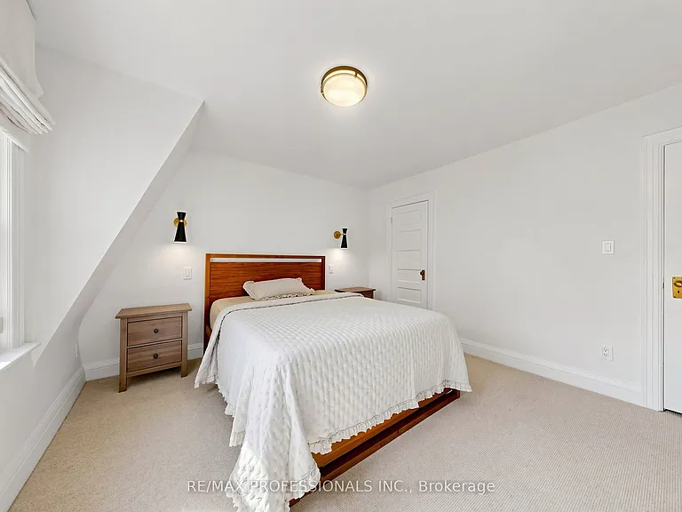 368 Howland Ave — Photo 22