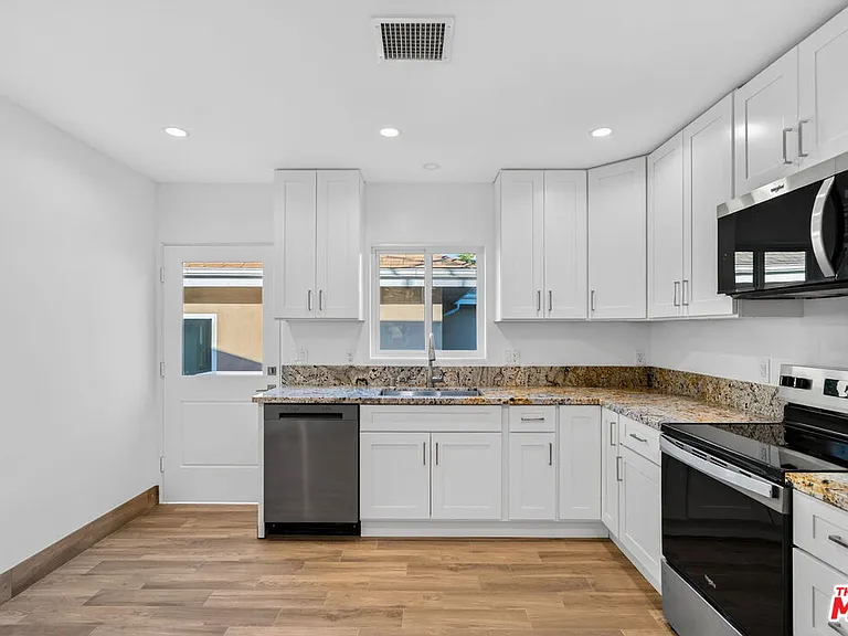 17623 Burbank Blvd — Photo 12