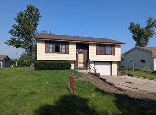 17 C Ave, Newhall, IA 52315