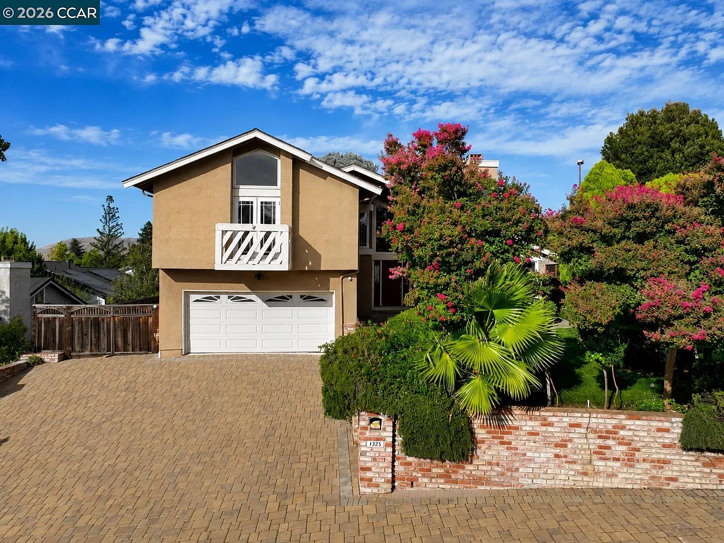 4 bed, 1974 sqft, $4,300 — Photo 2