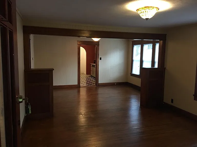 425 E University St — Photo 2