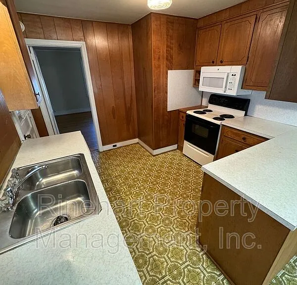 221 Hutchinson St — Photo 5