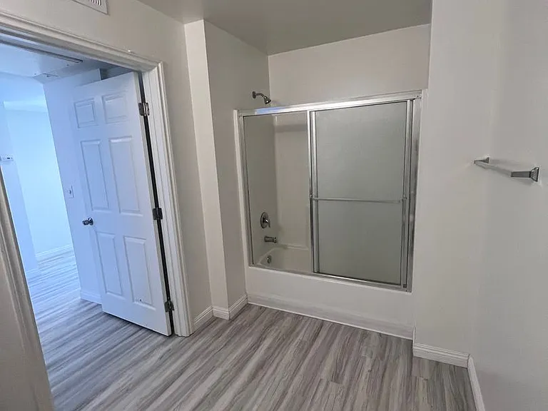 6829 Simpson Ave — Photo 9