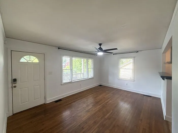 526 W Kingston Ave — Photo 2