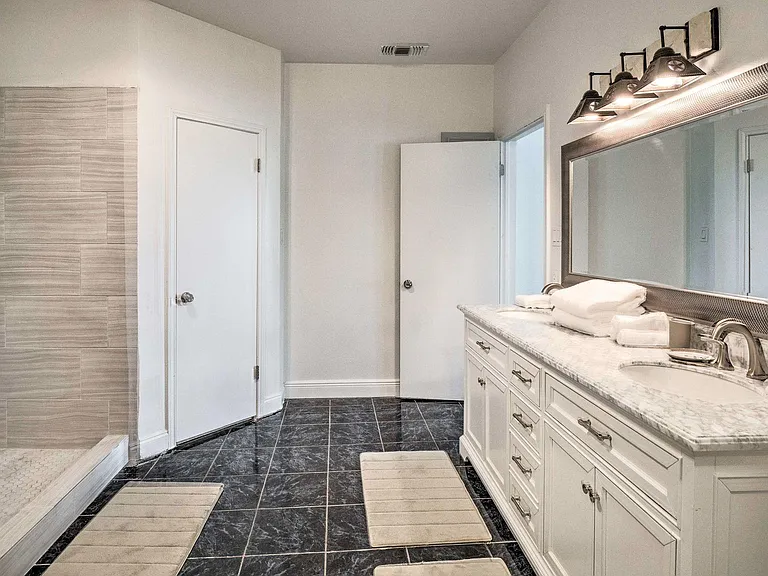 15805 Richards Dr — Photo 18