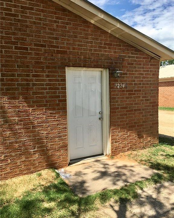 1st image of 2212 Oakland Dr