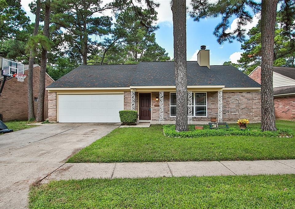 Welcome to 9210 Towerstone Dr. in the Colony Creek Village Community in Spring.