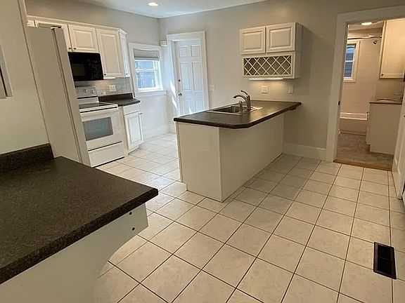3rd image of 2 Grove St Floor 1