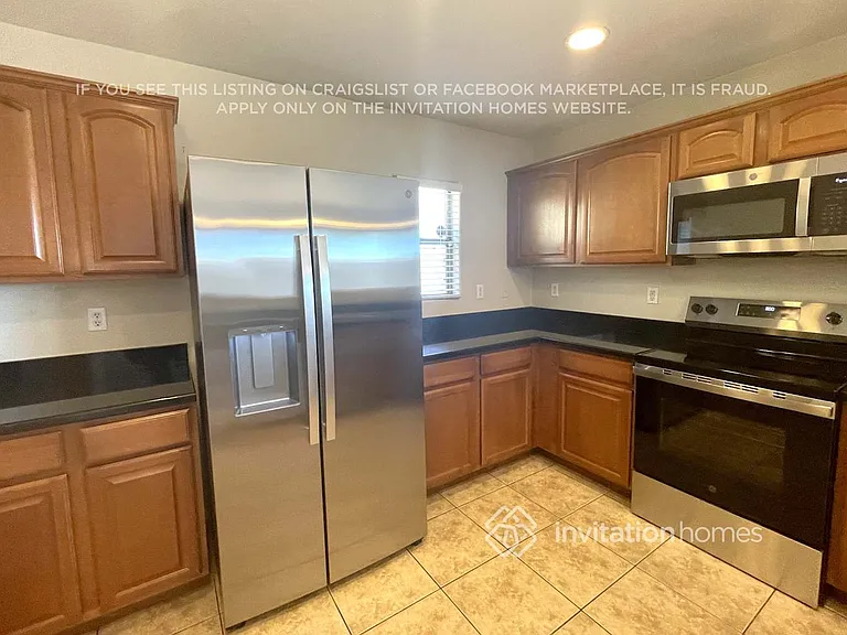 7811 S 63rd Dr — Photo 6