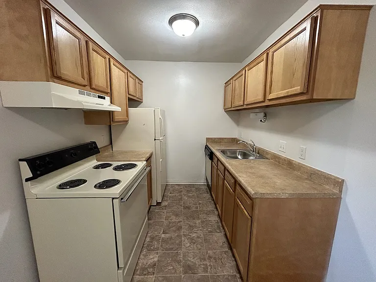 Charter Oaks Apartments — Photo 69