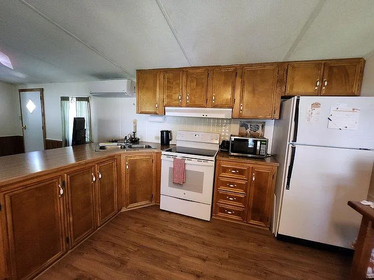 21 Karen St #21 — Photo 5