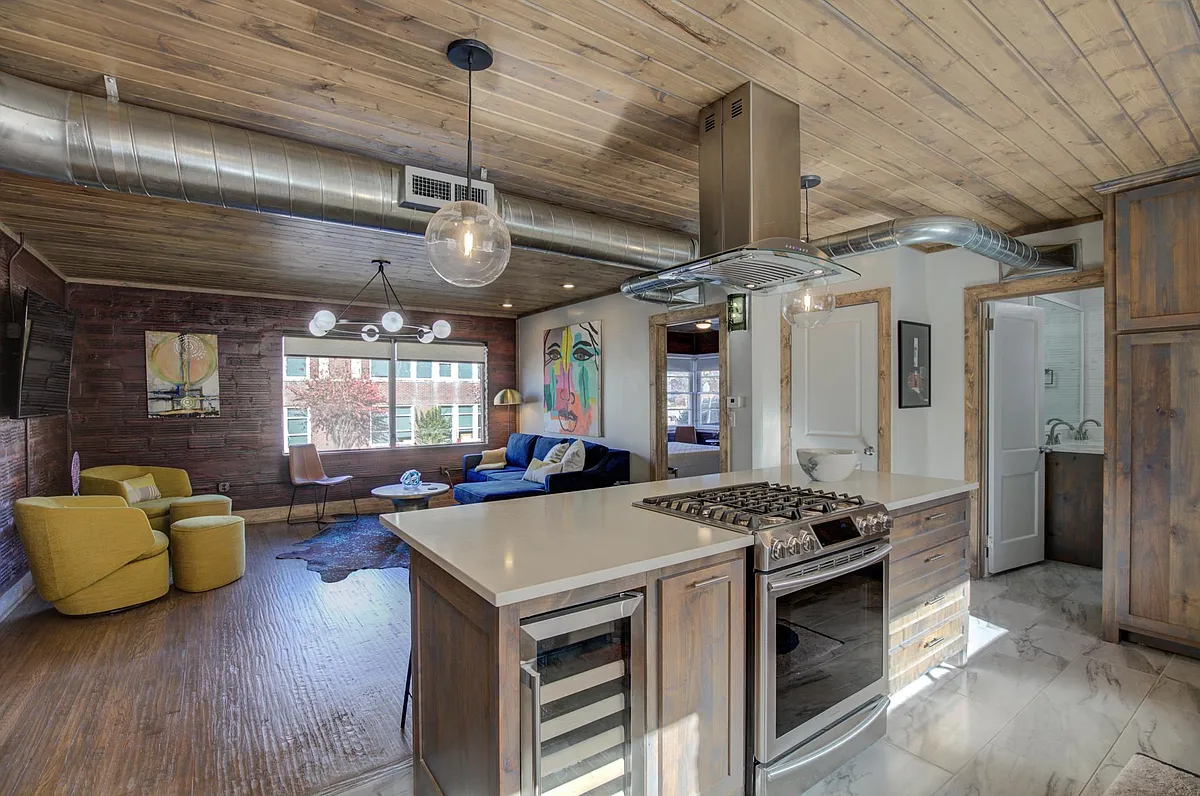 Building Photo - 150 E 21st St #B