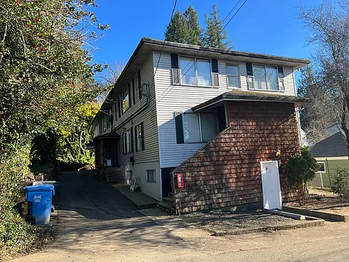 164 NE Douglas St Photo 1