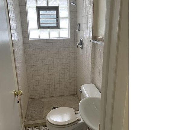 3rd image of 295 Crandon Ave