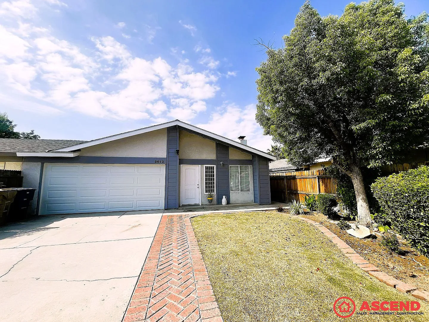 Spacious 3BD/2BA Home in 93306 1,220 SqFt with Washer/Dryer & Small Pets Welcome — Photo 1