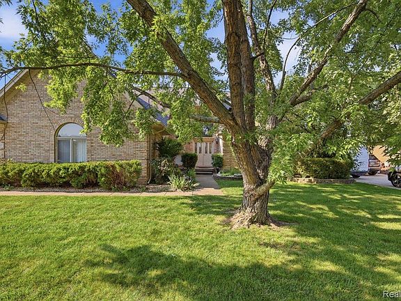 3rd image of 15127 Meadowfield Dr