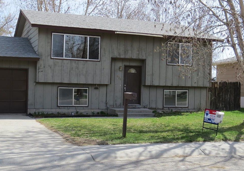1st image of 821 Yvonne Dr