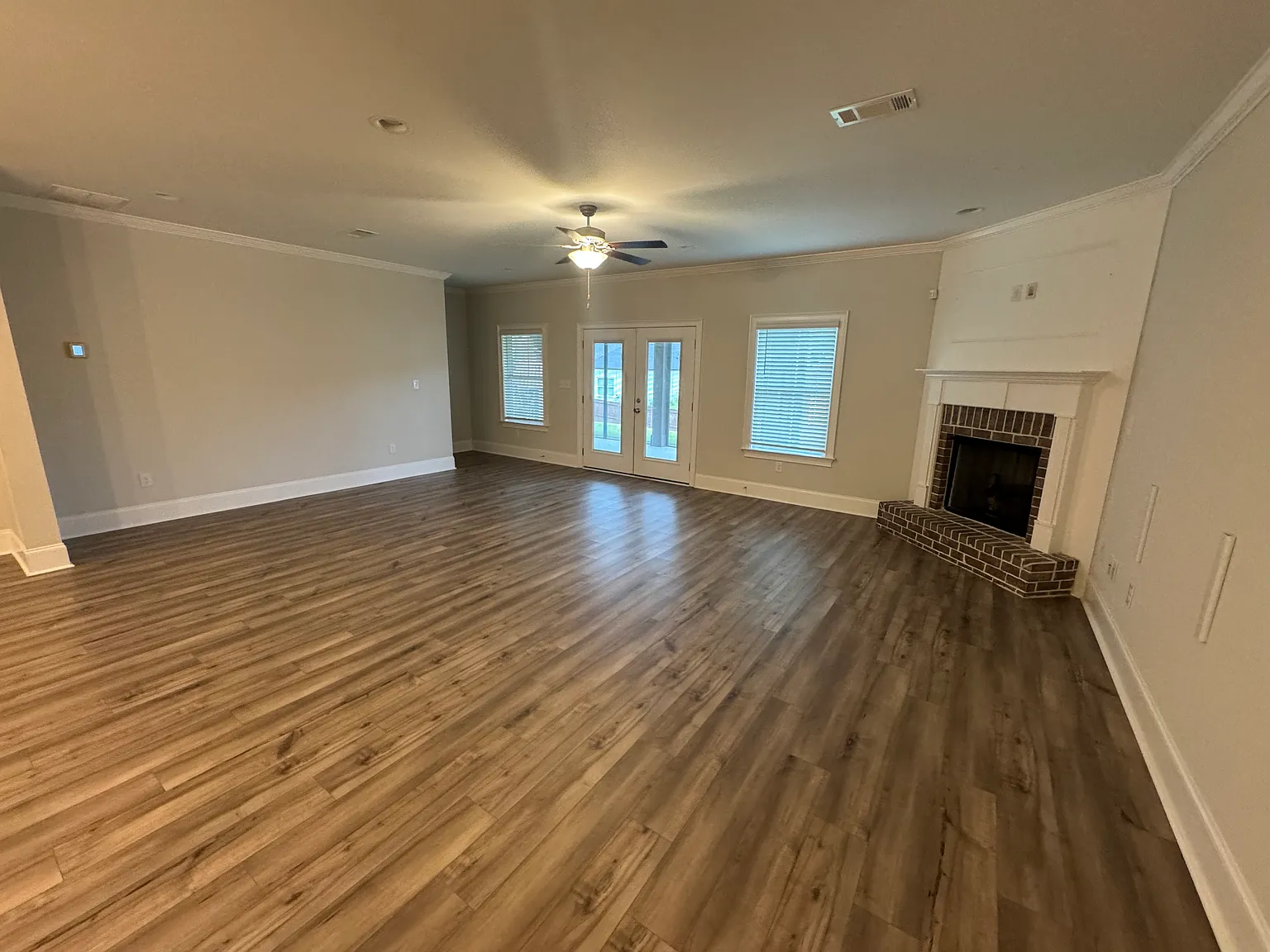 5 bed, 3588 sqft, $3,700 — Photo 2