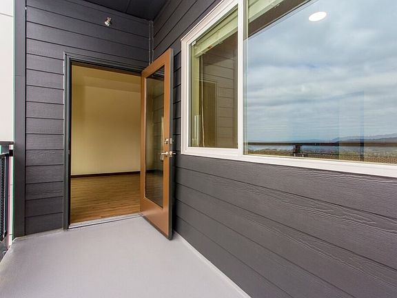 5th image of 736 8th Ave NE Unit 101