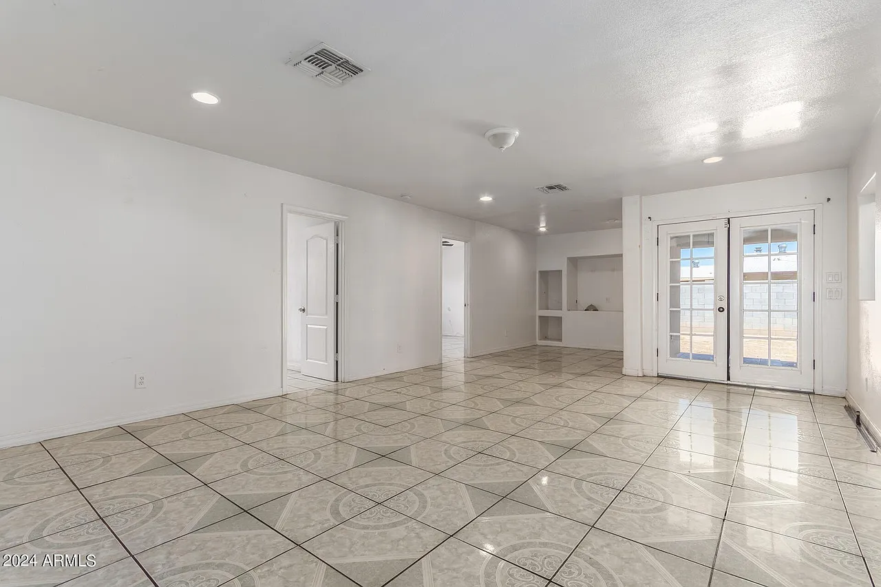 4 bed, 1901 sqft, $2,295 — Photo 4
