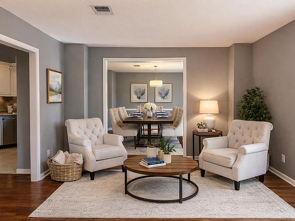 4th image of 6 Castle Hill Ct