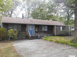 14 Oakwood St, Blue Point, NY 11715